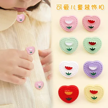 20PCS Moda lindo caramelo de color de color de corazón de amor a los niños de los botones de la chaqueta de punto jumper botón tops cien partido chaqueta decorativos